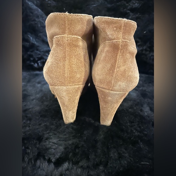 Gorgeous suede ankle boots - Picture 1 of 5